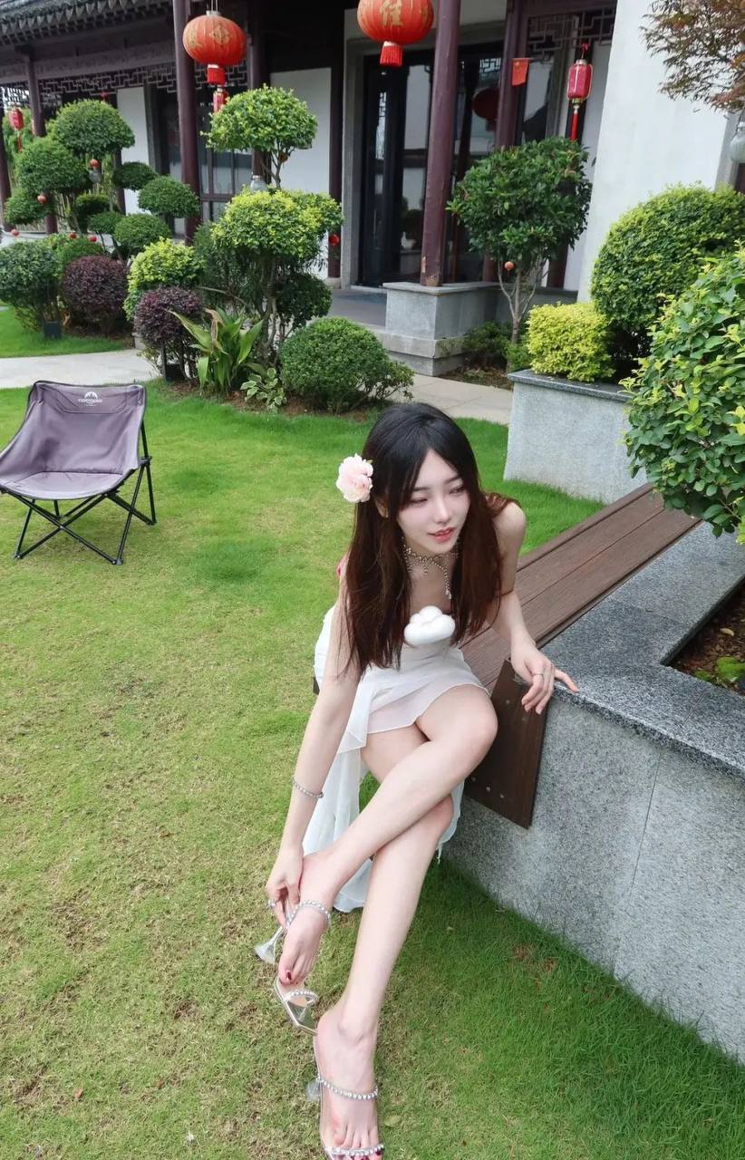 美女脱个精光露出奶头和尿口